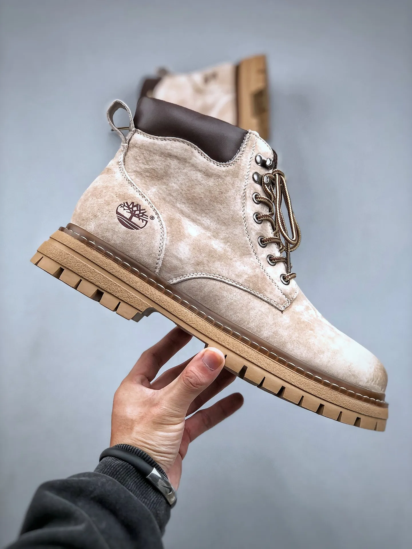 Local self-pickup💰560 supports store release. New goods🚀#Timberland Timberland/Timberland outdoor mid-cut casual rhubarb boots series. Guangdong factory quality. Original box and original packaging. The fabric is made of Italian 🇮🇹 top-grade frosted fine-grained cowhide. It is paired with anti-odor and anti-corrosion genuine leather latex insoles to give you a perfect wearing experience. High-quality and durable. A must-have for sportsmen. Specially designed to treat those who are not handsome. High-quality and first-class foot feel. Size: 38 39 40 41 42 43 44 (leather shoe size)
